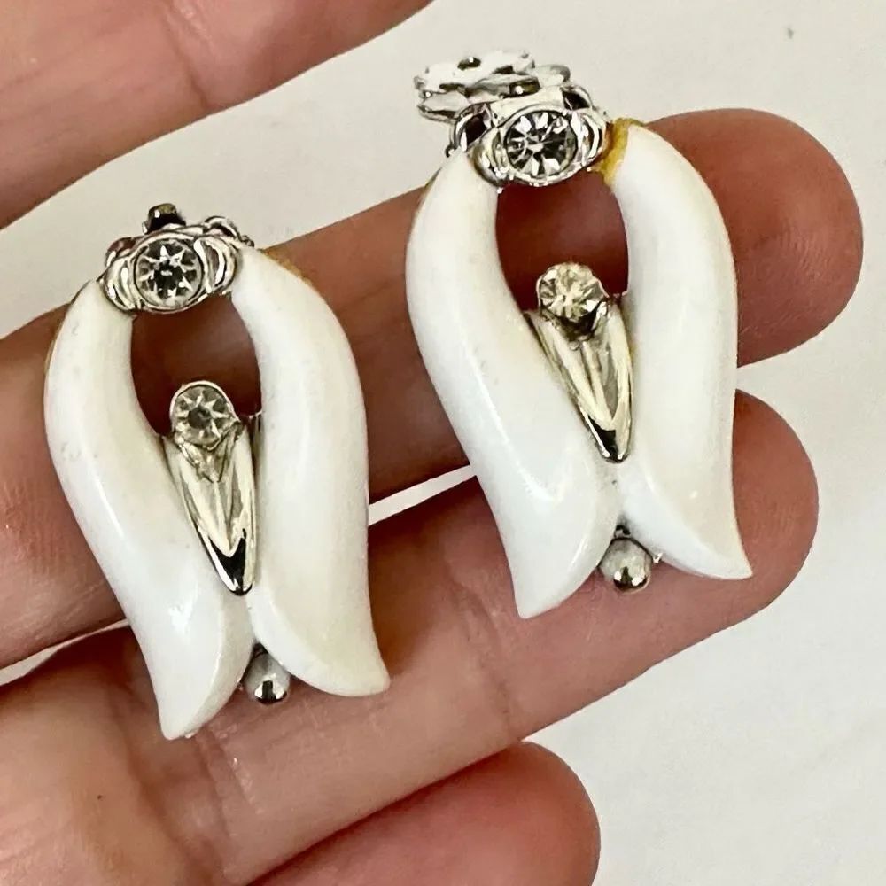 Kramer white and silver tone vintage clip on earrings